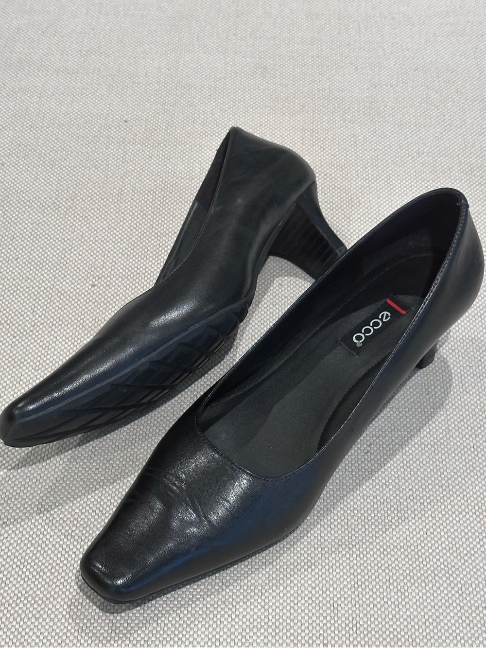 Ecco Black Leather Mid Heel Pumps